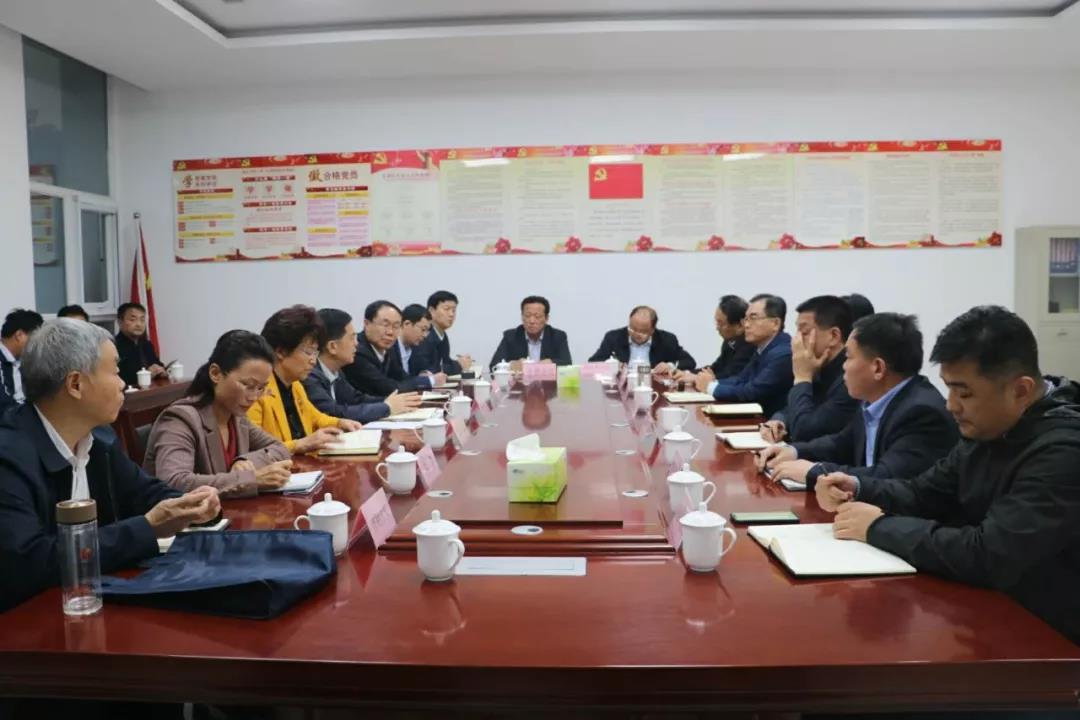 10月22日，菏澤市委副書記 市長陳平、副市長侯婕來到麟源牡丹康普生物參觀，康普生物總經(jīng)理王連崗全程陪同